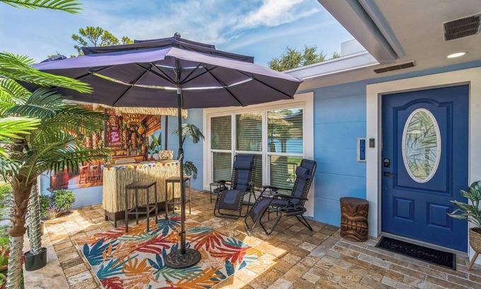 North Trail Casa | Tiki Time! Tropical Escape, Quiet, Minutes from Airport, Downtown & Beaches!