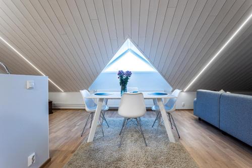 Downtown Kuopio Apartamento | Tilava kattohuoneisto ydinkeskustassa, edullinen parkkipaikka autolle lähellä