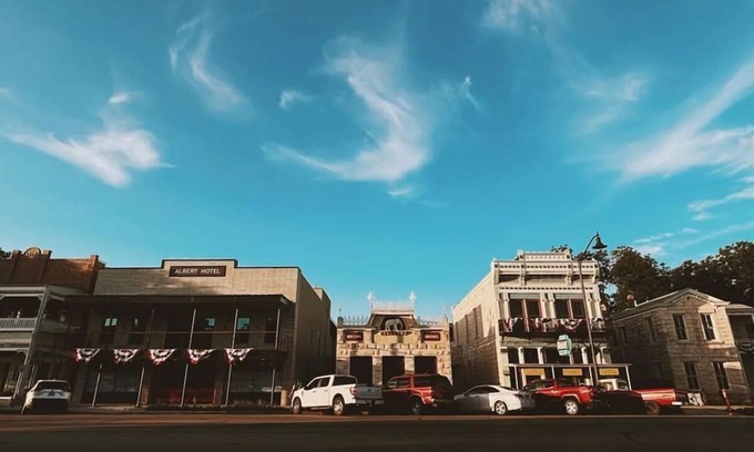 Fredericksburg Hotel | Tillie Suite, The Albert | Poolside & Dining Near Main Street & Attractions - us