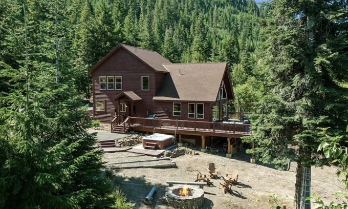 Cle Elum Casa | Tillman Lodge - Enjoy the hot tub and relax in luxury on 3 acres,