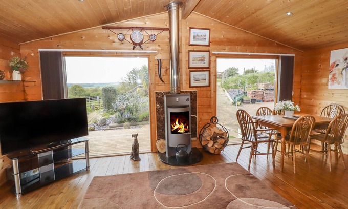 Bircotes Cabaña | TILLY'S LODGE, family friendly, character holiday cottage in Tickhill