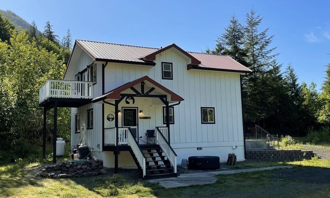 Lewis County Cabina | Tilton River Retreat | Riverside, Hot tub, Starlink