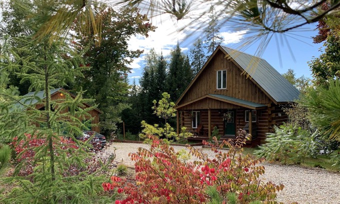 Blue Sea Cabaña | Timber cottage with hot tub & sauna. Chalet de bois timber avec spa & sauna.