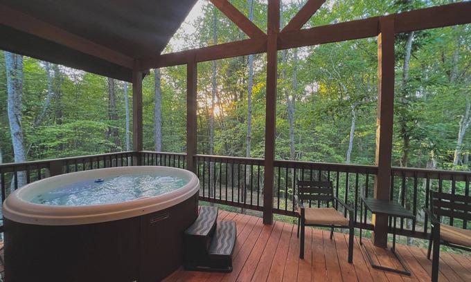 Saint Helens Cabina | Timber Pines at Red River Gorge :1bd/1bth + loft KING beds, Hot Tub & Fire-pit