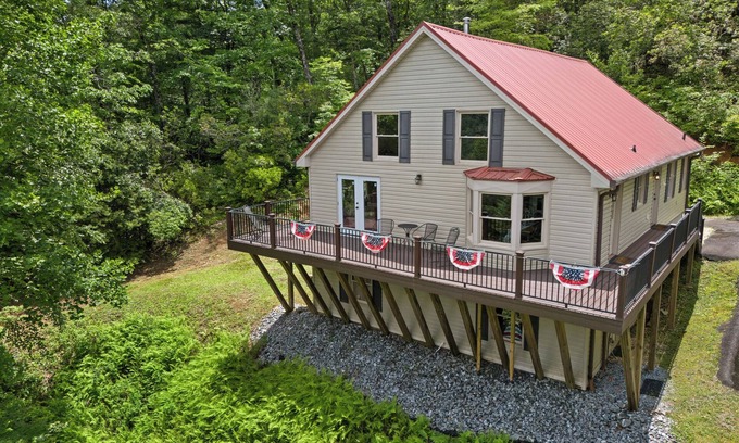 Hiawassee Casa | Timber Ridge Retreat - by Chatuge Home Concierge Serene Mountain Retreat with Stunning Year-Round Views | Gated Community