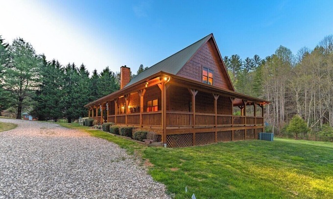 Suches Cabina | *Timber & Tin* Family Retreat~Creek~Arcade~Hot Tub