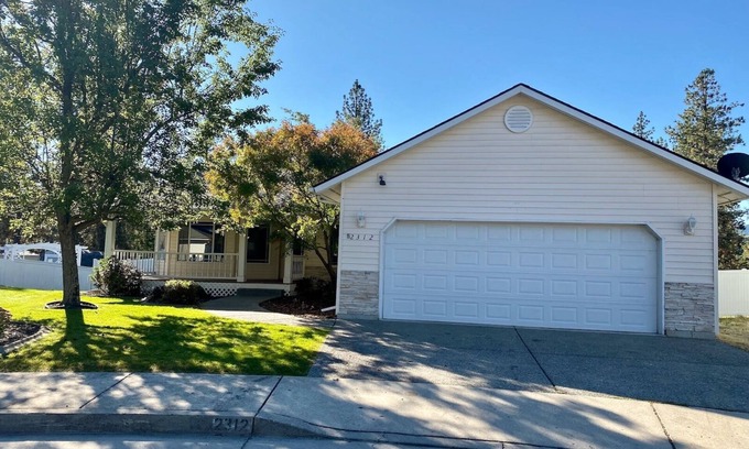 Post Falls Casa | Timbercrest Retreat - Delightful Home near river, Couer d'Alene & Silverwood!