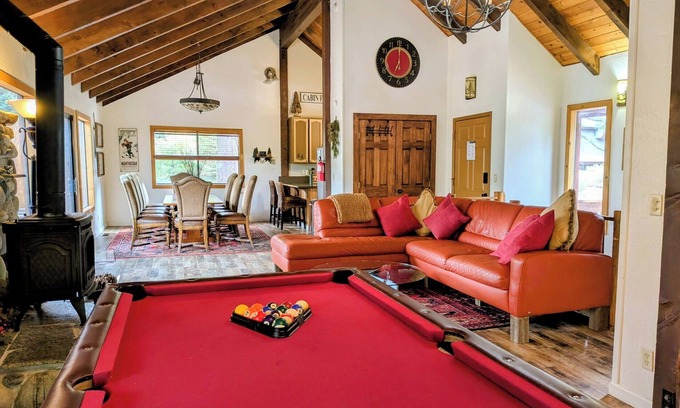 Kingswood Estates Casa | Timberhaus | Hot Tub & Pool Table, 10 Min to Beach!