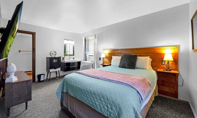 Ellicottville Cabina | Timberline Lodge - Downtown Ellicottville - Room 204