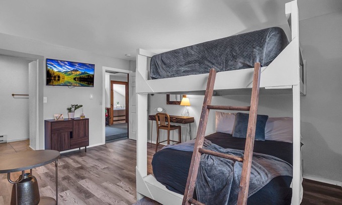 Ellicottville Cabina | Timberline Lodge - Downtown Ellicottville - Room 303