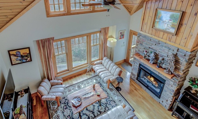 Foscoe Condominio | Timbers Q-4: Mountain Condo, Echota Gated Resort, Indoor/Outdoor Pools and Hot Tub, Fitness Area,...