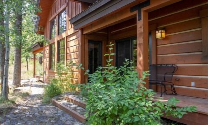 Tamarack Chalet De Esquí | Charming Chalet |Soaking Tub and Wood Fireplace