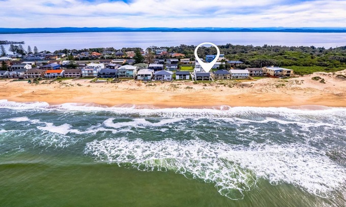 The Entrance North Apartamento | Time and Tides - Beachfront, Stunning Ocean Views.