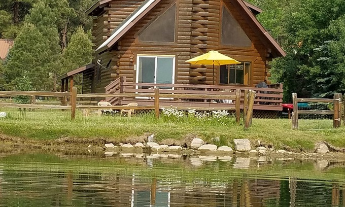 Pagosa Springs Cabina | Cabaña de madera frente al lago. Ven a jugar en el lago, camina, pesca, relájate! Mira la vida silvestre.