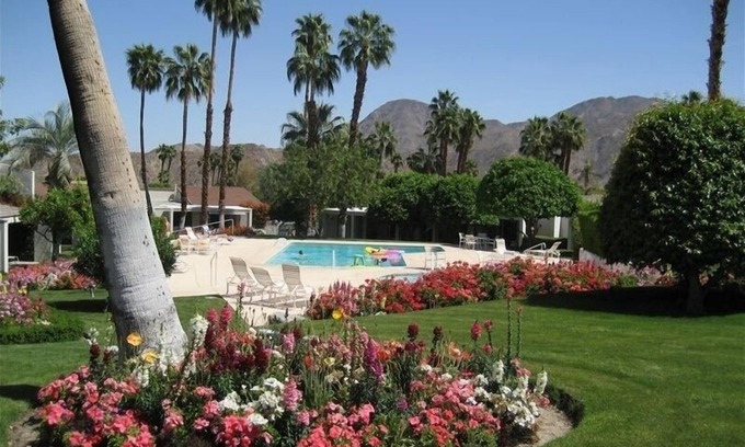 Palm Desert Condominio | Relájese, estás en casa! Recién actualizado cocina, hermosas vistas al jardín, los pasos para poner en común ..