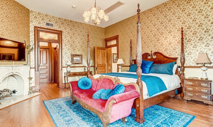 Springfield Casa | Timeless Elegance | Walk to Capitol & Attractions | Historic Luxury