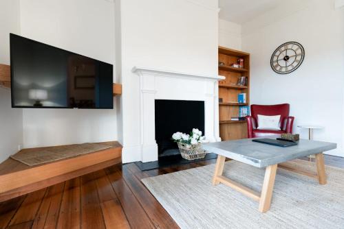 Launceston CBD Casa | Timeless Elegance with City Views Wi-Fi & Parking
