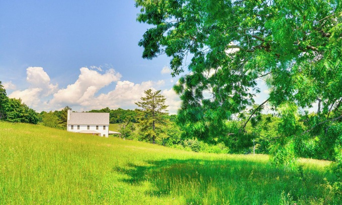 Vesta Casa | Timeless Hillsville Farmhouse: Blue Ridge Parkway!