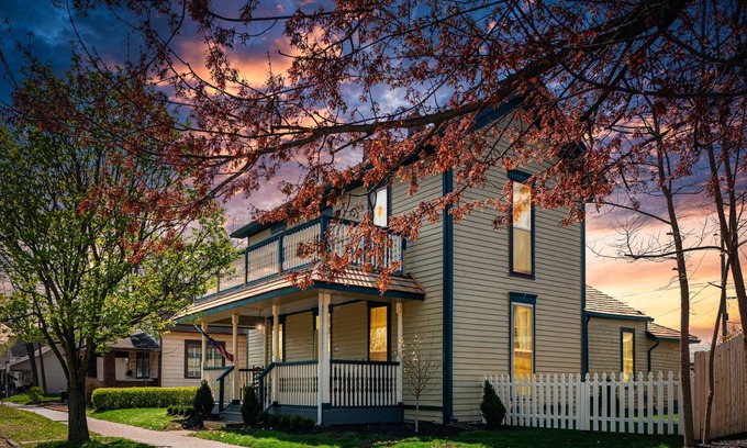 Noblesville Casa | Timeless on Tenth - Historic Downtown Noblesville