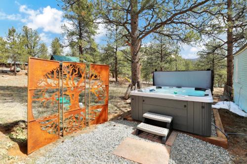 Pine Casa | Timeless Pineview Cottage Hot Tub & Pet Friendly