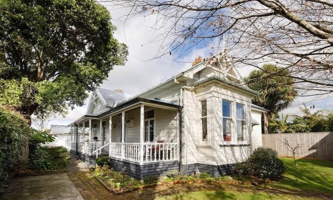 New Plymouth Casa | Timeless Treasure: Family Getaway Home