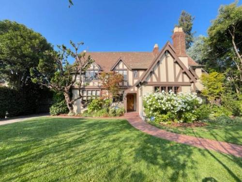 San Jose Casa | Timeless Tudor w/Game Room, Pool Table & Hot Tub