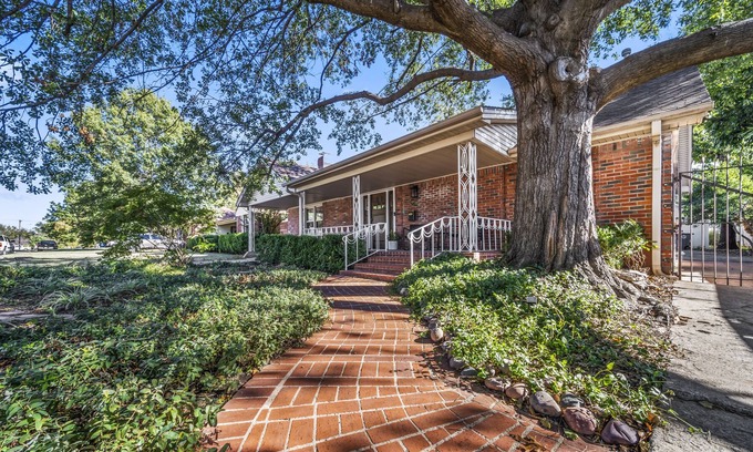 Turner Park Casa | Timeless Tulsa: 1940s Bungalow Expo 3BR/3BA