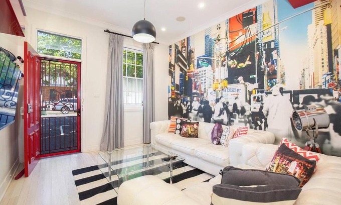 Cooks Hill Casa | Times Square Terrace - Vibrant Charm in Newy's Heart