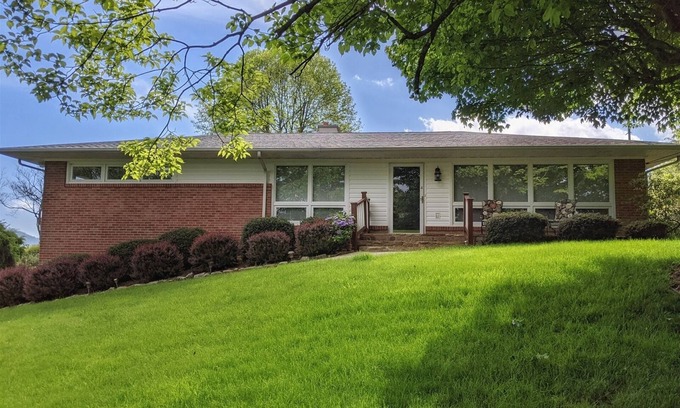 Canton Casa | Tin Cup Hideaway- Comfy Ranch 3BR 2BA, cozy private porch with Hot Tub| Golfing