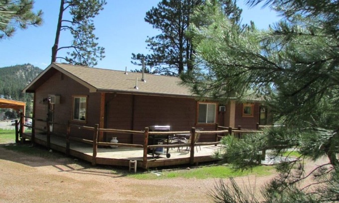 Hill City Cabina | Tin Mill Cottage en un lote arbolado tranquilo, a poca distancia del centro!