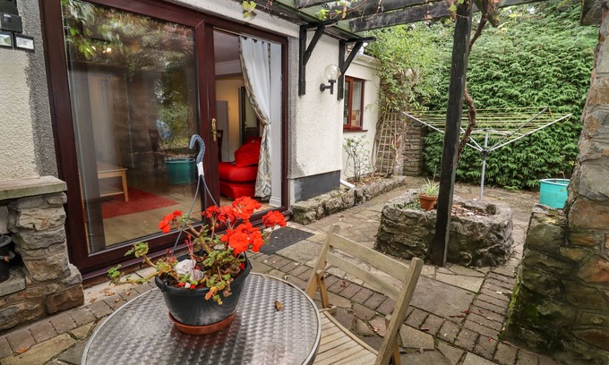 Wraxall Cabaña | TINKLETOD, romantic, character holiday cottage in Nailsea