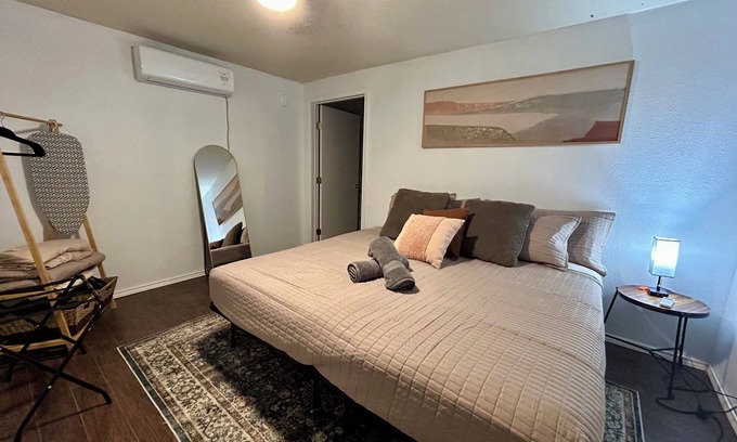 West Odessa Cabina | Tiny Cabin - King or Twin Beds - Corn Hole - Pets Ok