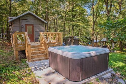 Lookout Valley Neighborhood Association Casa | Tiny Cabin Village Private Hot Tub Lynda Cabin