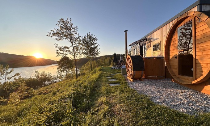 Neunburg vorm Wald Casa | Tiny Chalet by the Lake with Sauna & Hot Tub
