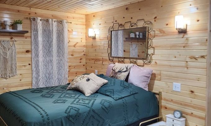 Edina Cabaña | Tiny Cozy Cottage in Edina, MO