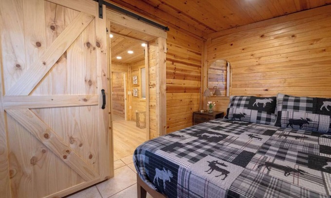 Williams Cabina | Tiny Elk Retreat Rustic Cabin Kissed by Nature