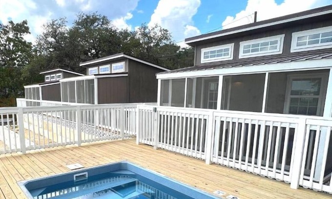 Lakehills Cabina | Tiny Home at Medina Lake (w/ Hot Tub & Pool)