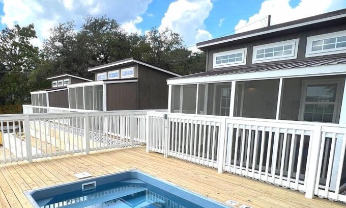 Lakehills Cabina | Tiny Home at Medina Lake (w/ Hot Tub & Pool)