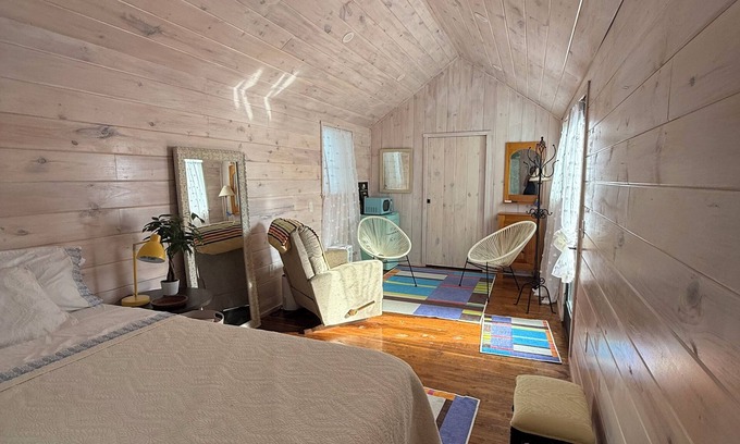 Dickel Apartamento | Tiny House located behind the Bell Buckle Mosaic House in Bell Buckle, Tennessee