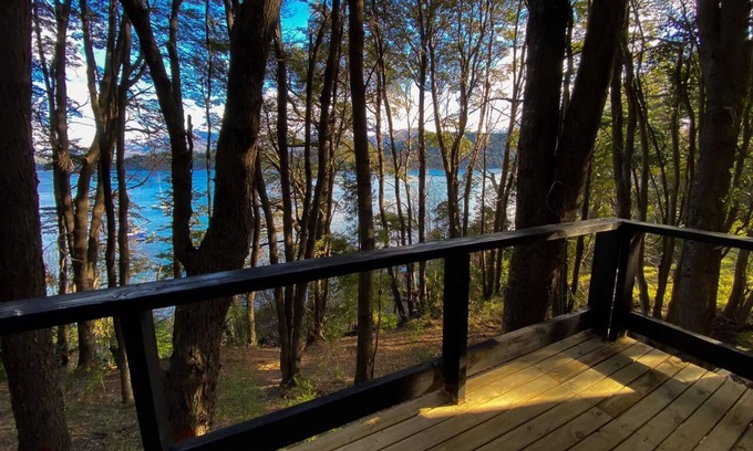 Barrio Península San Pedro Cabina | Tiny house meters away from lake nahuel huapi. Access to the beach from the house.