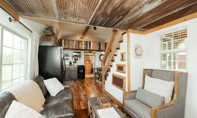 Branson Apartamento | Branson Barnyard Bungalow · Tiny House Cabin in Br