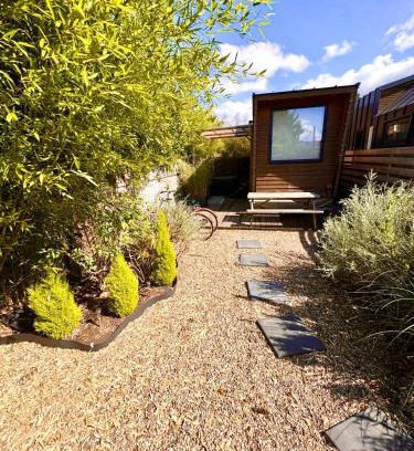 Vijfhuizen Chalet De Esquí | Tiny house with garden and jacuzzi near Amsterdam