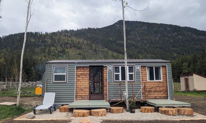 Nakusp Casa | Tiny House with stunning mountain views, steps from Arrow lake. Pet- friendly!