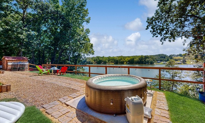 Delta Casa | Tiny House with wifi, private W/D, lake views + dog friendly