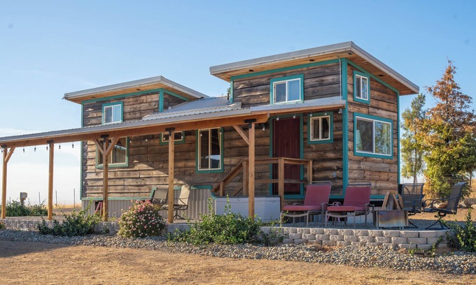 Wheatland Casa | “Tiny Pleasures” in lovely Wheatland with a view of the lake.