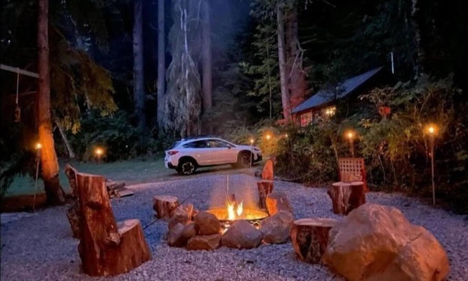Eatonville Cabina | Tiny Safari themed cabin for 2 with private fire pit & BBQ