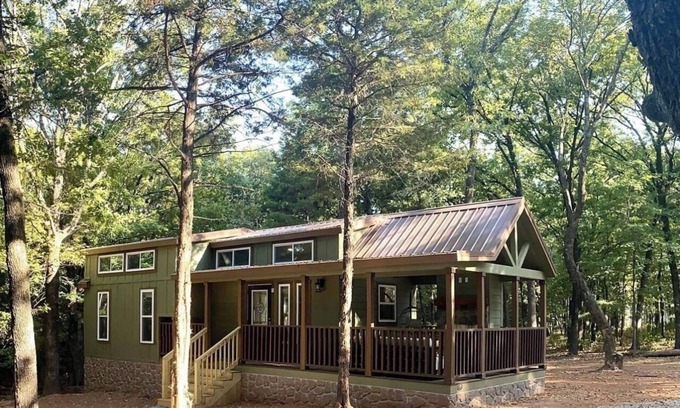 Pottsboro Cabina | Tiny Texoma Treasure: Your Wooded, Lakeside Wonderland - Green House
