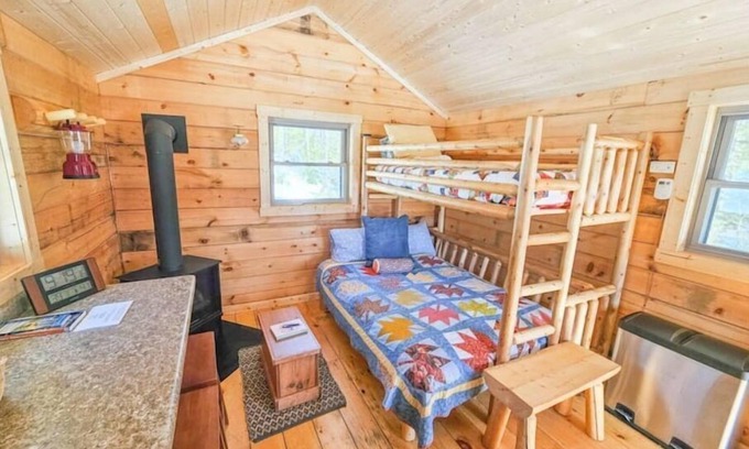 Hovland Cabina | Tiny Tuloon Off-Grid Amish crafted log cabin near the BWCA & SHT - Sled Dogs!