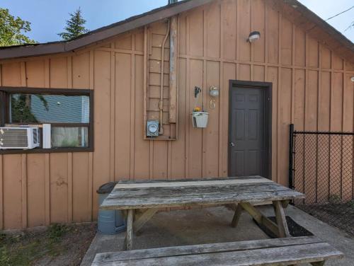Wasaga Beach Casa | Tiny Wood Cottage 06