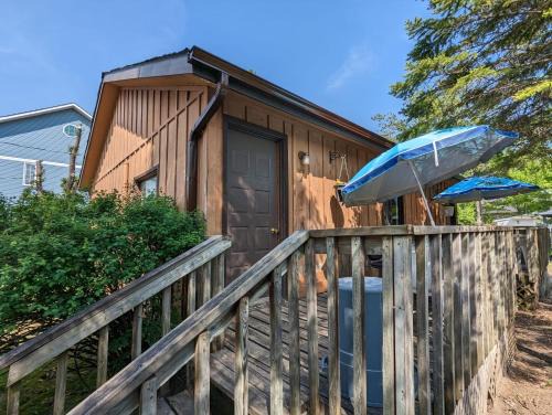 Wasaga Beach Casa | Tiny Wood Cottage 07